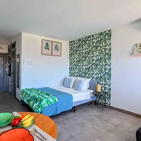 Cozy Palmeras - Wifi, Ac, Pool Apartment *